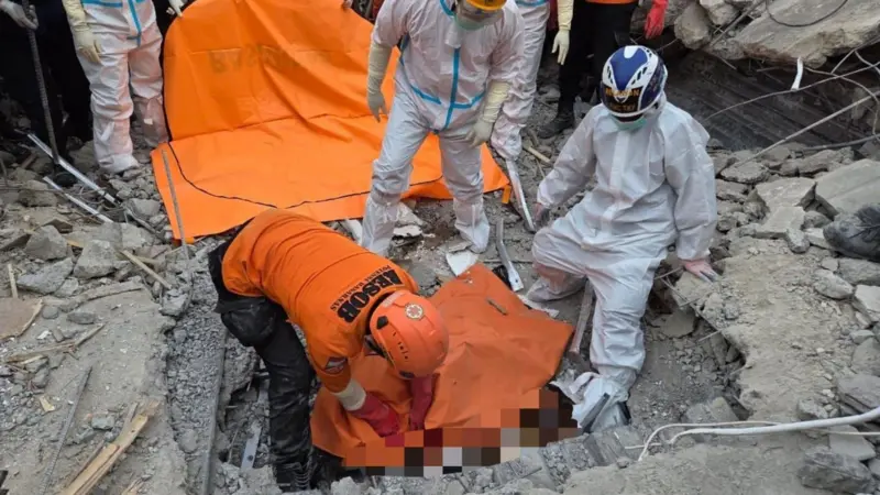 Tim SAR sedang mengevakuasi korban reruntuhan. Foto : Ist