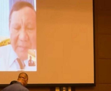 Presiden Prabowo saat vedio panggilan dengan skuad Indonesia. Foto : Ist