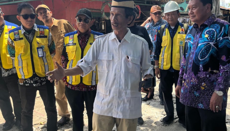 Maesyal Tinjau Progres Pembangunan Jalan di Kecamatan Pakuhaji Bupati Tangerang, Moch. Maesyal Rasyid (kanan) melakukan pemantauan langsung progres pembangunan jalan di Kecamatan Pakuhaji, Kamis (23/10).