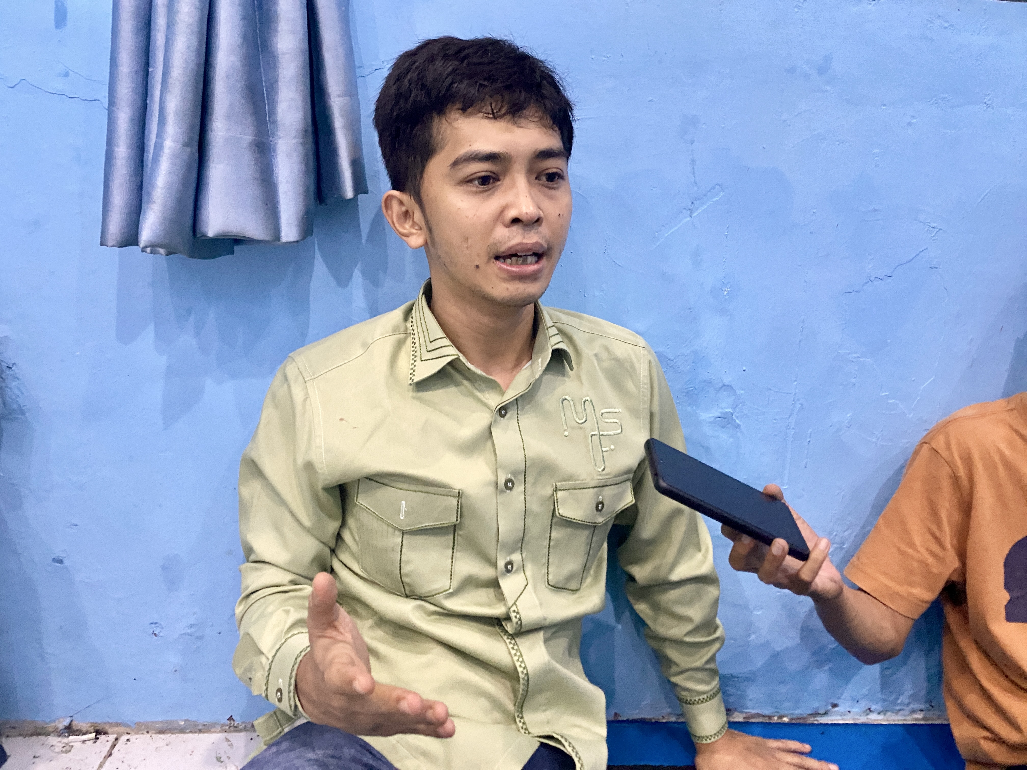 Anggota DPRD Pandeglang dari Fraksi Golkar Miftahul Farid Sukur, sedang diwawancara wartawan, saat bersilaturahmi ke Sekertariat Porwan Pandeglang, Senin (6/10).