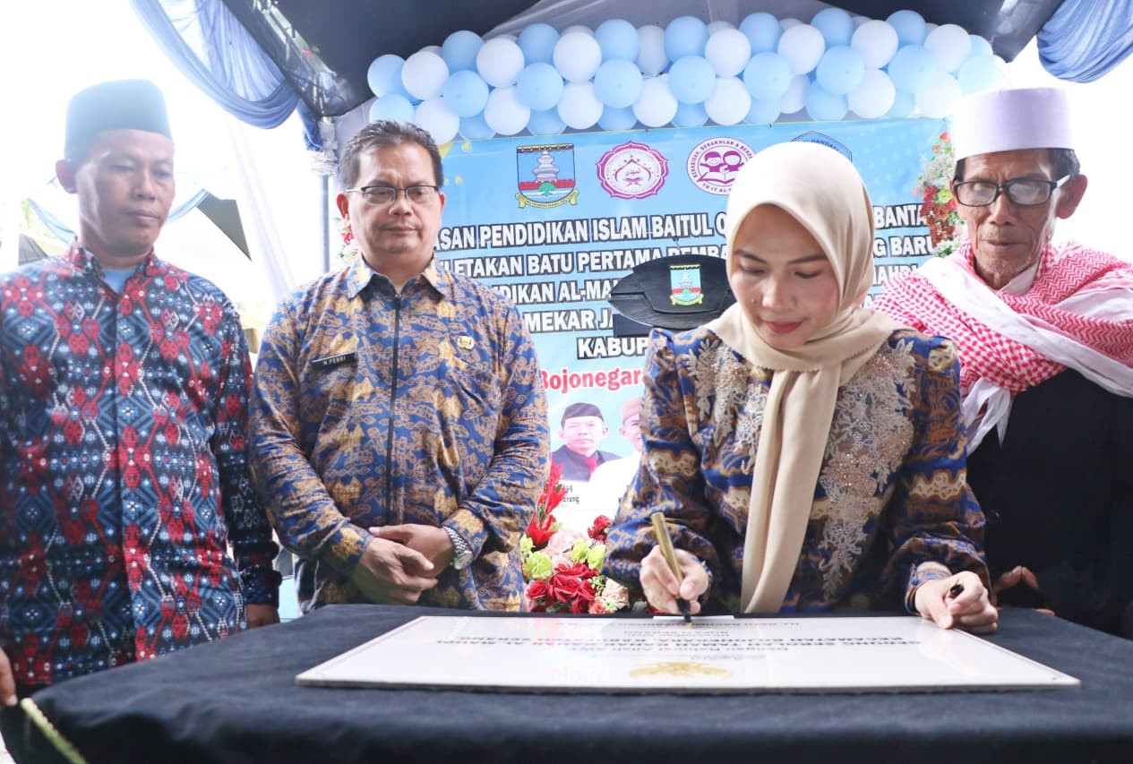 HUMAS PEMKABBupati Serang Ratu Zakiyah melakukan peletakan batu pertama pembangunan gedung baru Pendidikan Al Mahdi dan Peresmian TKIT Al Mahdi di Desa Desa Mekar Jaya, Kecamatan Bojonegara pada Kamis (2/10). Foto : Ist