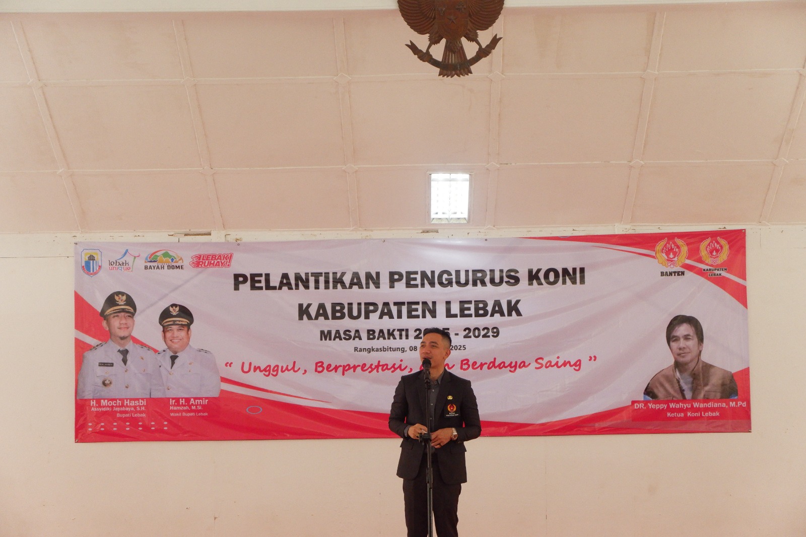 Bupati Lebak, Mochamad Hasbi Asyidiki Jayabaya saat menyampaikan sambutan dalam acara pelantikan pengurus KONI Lebak periode 2025-2029 di Pendopo setempat, Selasa (8/10/2025).(Istimewa)