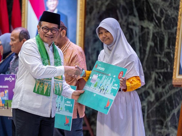 Meski APBD DKI 2026 Dipotong Rp14,1 Triliun Gubernur Pramono Anung saat menyalurkan Bansos. Foto : Ist
