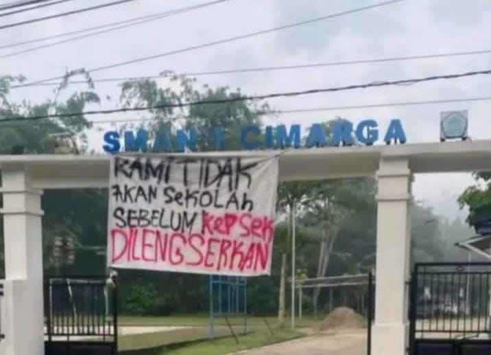 Spanduk tuntutan siswa di SMA Negeri 1 Cimarga, Kabupaten Lebak . Foto : Ist