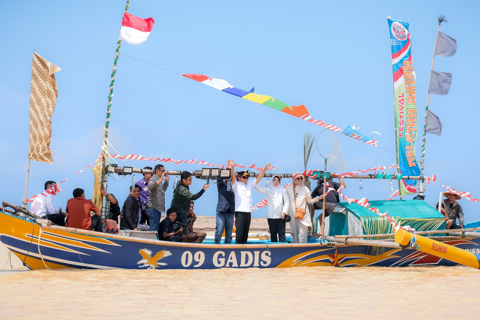 Gubernur Banten, Andra Soni, saat menghadiri Festival Karang Kabua 2025 di perairan Bayah, Lebak, Minggu (12/10/2025).(Istimewa)