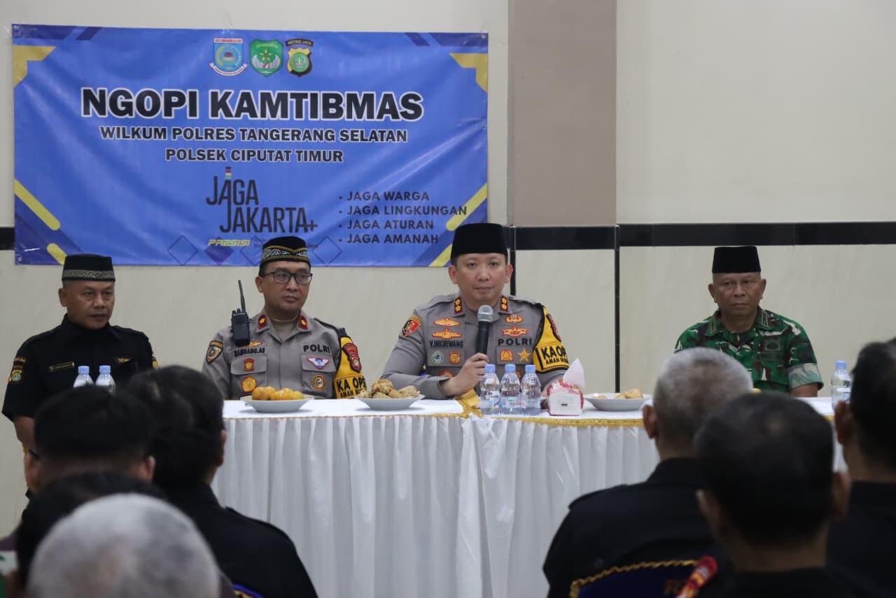 Ngopi Kamtibmas Di Serua, Kapolres Tangsel Bagikan Sembako Ke Senkom NGOPI KAMTIBMAS - Polres Tangerang Selatan terus memperkuat sinergi dengan masyarakat melalui kegiatan Ngopi Kamtibmas dan Pembinaan Potensi Masyarakat (Potmas) bersama Sentra Komunikasi (Senkom) Mitra Polri Kota Tangerang Selatan. Kegiatan tersebut digelar di Gedung Serba Guna Perum Serua Barokah, Kelurahan Serua, Kecamatan Ciputat Timur, pada RABU (8/10).