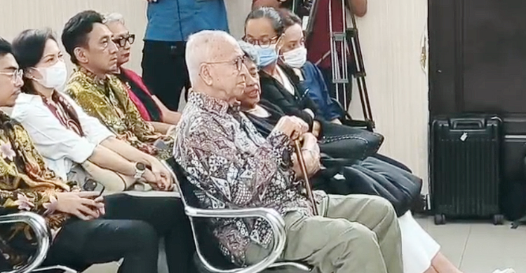 Nono Anwar Makarim (pakai tongkat) Ayah Nadiem saat hadir di sidang perdana kasus laptop. Foto : Ist