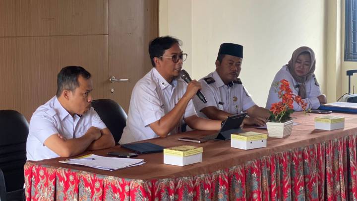 Pembebasan Lahan DAS Kali Angke Segera Direalisasi Kepala Dinas Pekerjaan Umum dan Penataan Ruang Kota Tangerang, Taufik Syahzaeni (memegang mic) tengah memberikan pemaparan terkait sosialisasi pengadaan tanah untuk pembangunan turap dan promenade Kali Angke di Kelurahan Petir, Kecamatan Cipondoh, Kota Tangerang, kemarin.
