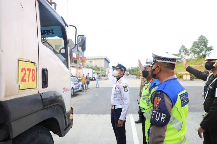 Pemkot Tangerang Perketat Pengawasan Truk Di Enam Titik Strategis Petugas Dishub beserta pihak kepolisian memberhentikan kendaraan truk tanah yang beroperasi di wilayah Kota Tangerang.