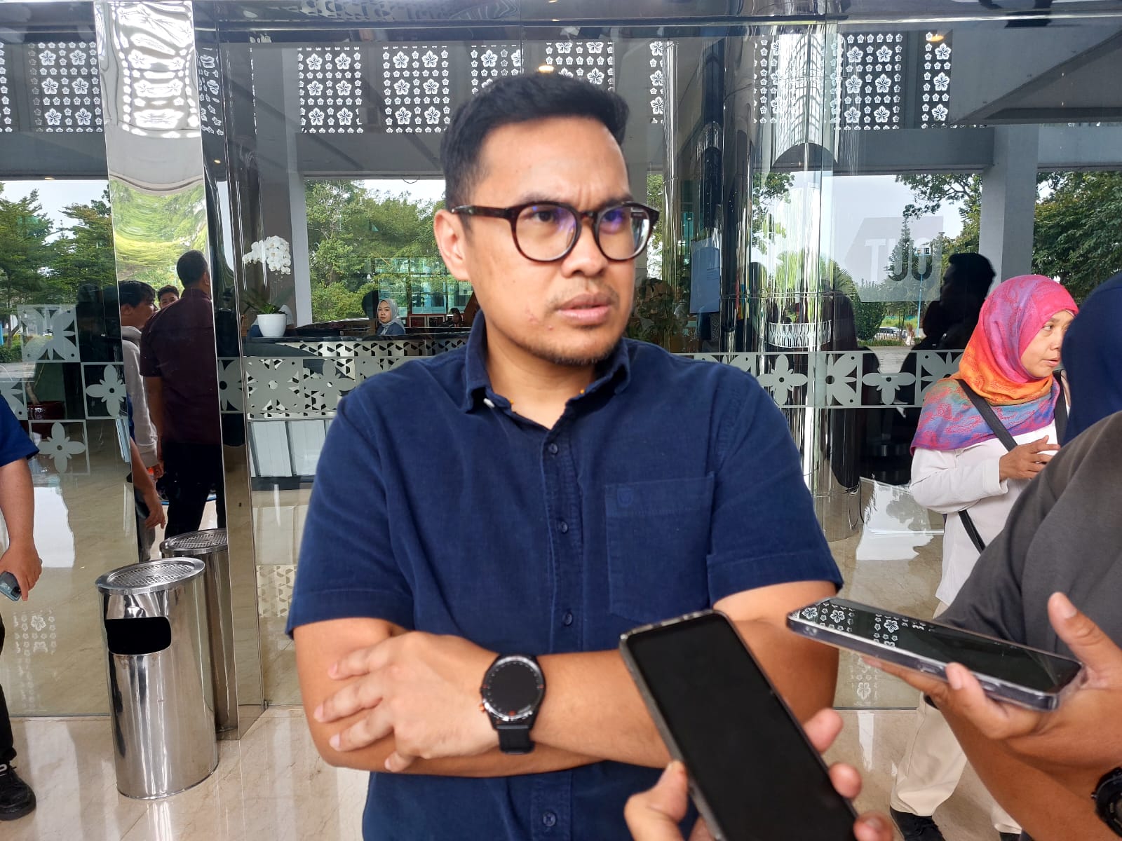 Pemkot Uji Laboratorium Air Kali Di Ciater Berubah Merah Wakil Wali Kota Tangsel, Pilar Saga Ichsan saat menanggapi perubahan warna kali di Ciater, Serpong, Senin (6/10)