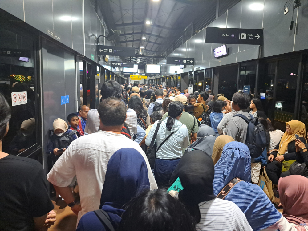 Antrean penumpang MRT. Foto : Ist