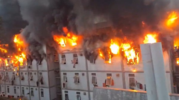 Kebakaran ruangan kamar di Hunian Pekerja Kontruksi (HPK) 1 Tower 14 di sebagian lantai 2 serta di lantai 3 dan 4. Foto : Ist