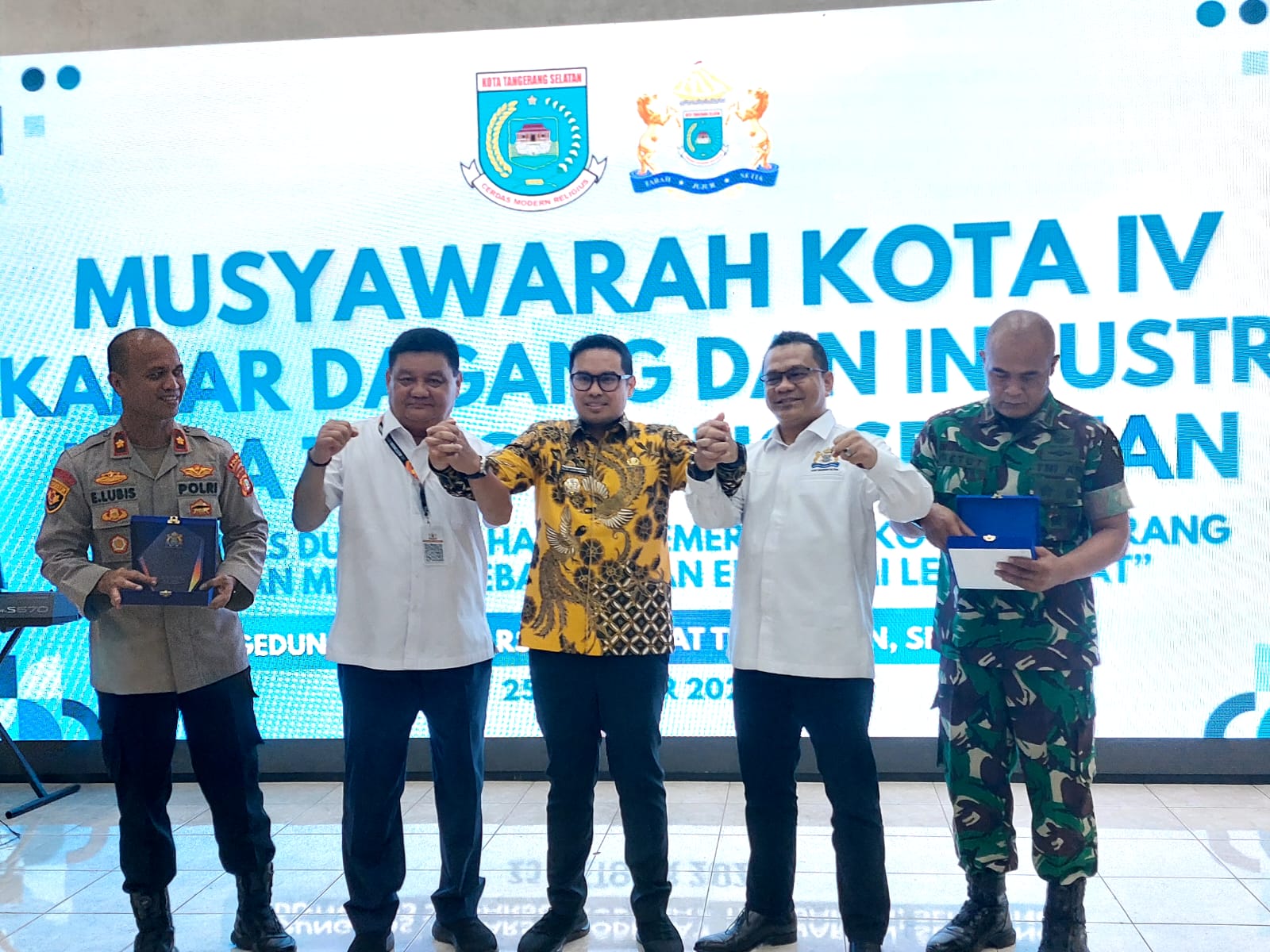 Persidangan Muskot Kadin Tangsel Ditunda, Pilar Titip Pesan: Jaga Kondusivitas Investasi Wakil Wali Kota Tangsel, Pilar Saha Ichsan menggandeng kedua calon Ketua Kadin dalam Muskot yang berlangsung di wilayah Serpong, Sabtu (25/10). Foto : Rahman/TP