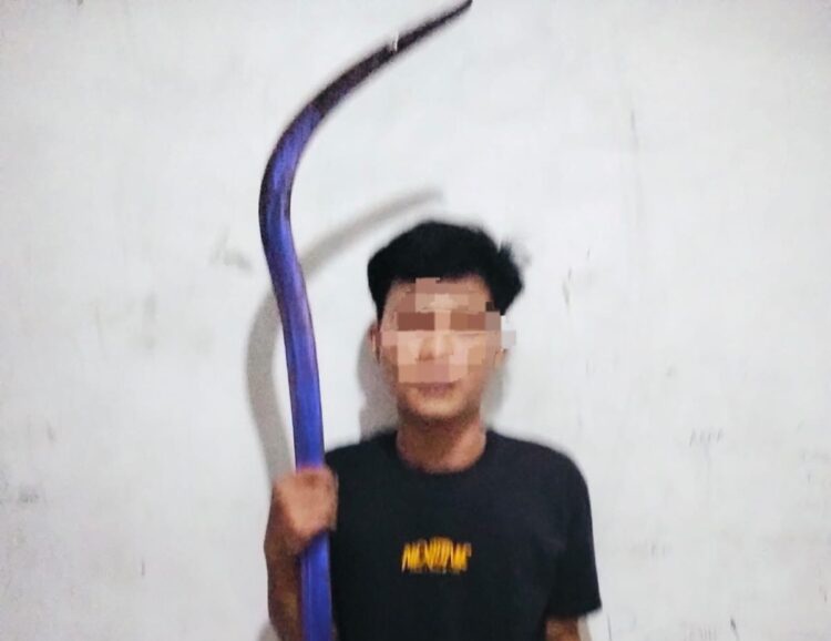 Polisi Bertindak Cepat, Dua Pemuda Pembawa Celurit di Tangerang Ditangkap Salah satu pemuda yang ditangkap aparat karena membawa sajam. Foto : Ist