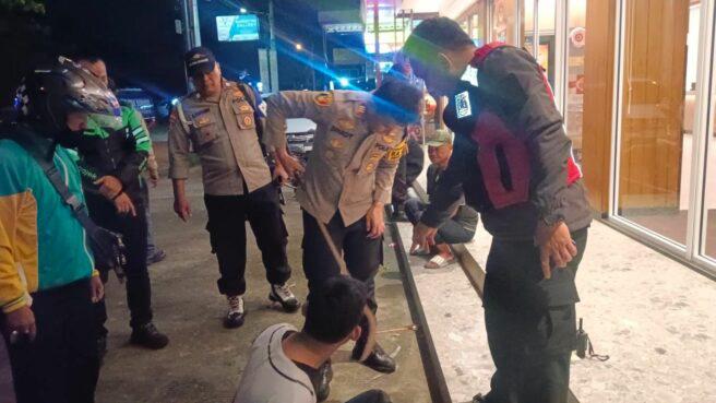 Polisi Bubarkan Balap Liar & Rencana Tawuran Polisi berhasil mengamankan para pelaku aksi balap liar di Jalan Puspitek, Setu. Dalam kesempatan itu didapatkan juga sejumlah sajam.