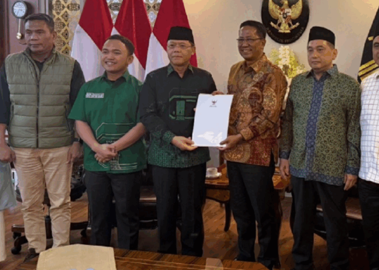 Dua kubu PPP bersatu bersama Menteri Hukum (Menkum) Supratman Andi Agtas (baju batik coklat). Foto : Ist