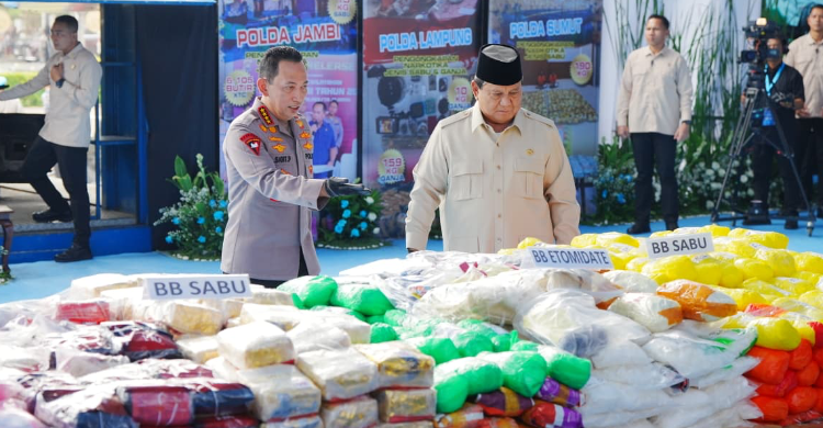 Prabowo Saksikan Pemusnahan 214,84 Ton Narkoba oleh Polri Senilai Rp 29,3 Triliun Presiden Prabowo bersama Kapolri Jenderal Polisi Listyo Sigit Prabowo saat melihat barang sitaan yang akan dimusnahkan. Foto : Ust