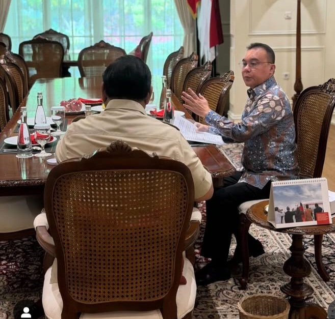 Presiden Prabowo (baju coklat) dan Wakil Ketua DPR Sufmi Dasco. Foto : Ist