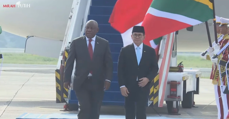 Presiden Afrika Selatan Tiba di Jakarta, Bahas Kerja Sama Bilateral dengan Indonesia Presiden Afrika Selatan, Cyril Ramaphosa disambut Menteri Perdagangan Budi Santoso setibanya di Jakarta. Foto: Ist