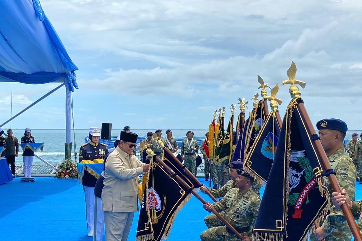 Presiden Prabowo penganugerahan pangkat istimewa kepada 11 Purnawirawan TNI di atas KRI dr. Radjiman Wedyodiningrat. Foto : Ist