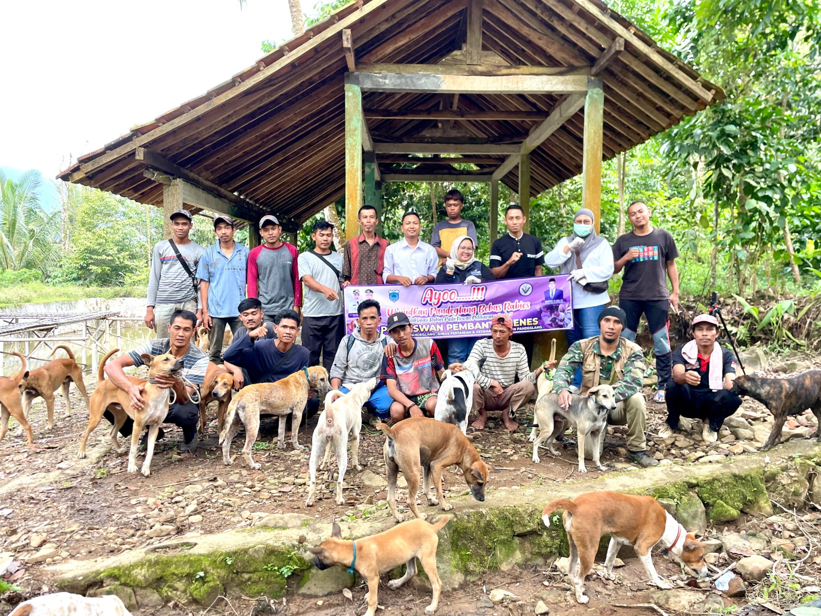 Puskeswan Pandeglang Terus Galakkan Vaksin Rabies Kegiatan Vaksinasi Rabies bersama Komunitas Anjing Pemburu Gunung Pulosari, Desa Cilentung, Kecamatan Pulosari, Pandeglang, belum lama ini.(Istimewa)
