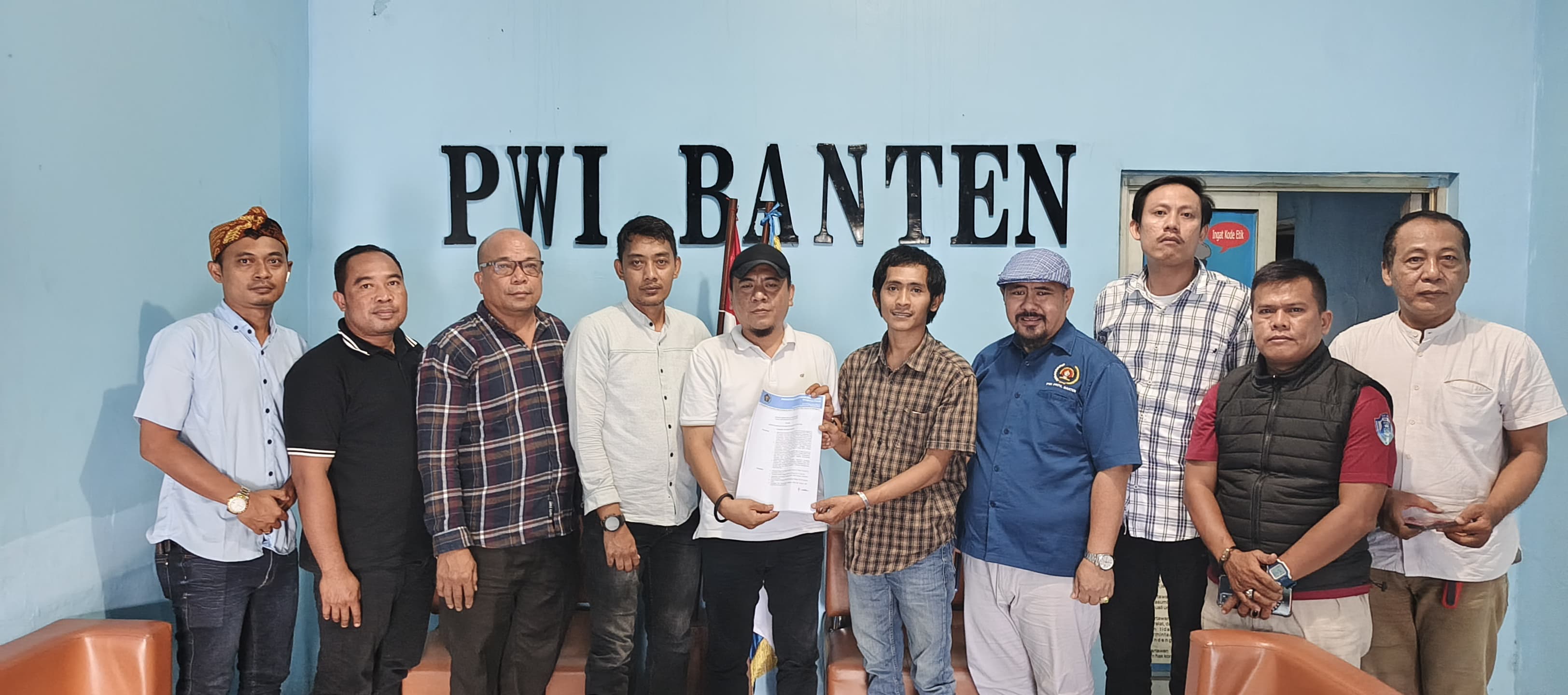 PWI Banten Akhiri Dualisme di Pandeglang dan Tangerang, Satu Komando Satu Tujuan Persatuan Wartawan Indonesia (PWI) Provinsi Banten akhirnya menuntaskan permasalahan dualisme kepengurusan yang sempat melanda beberapa kabupaten dan kota di wilayah Banten.(Istimewa)