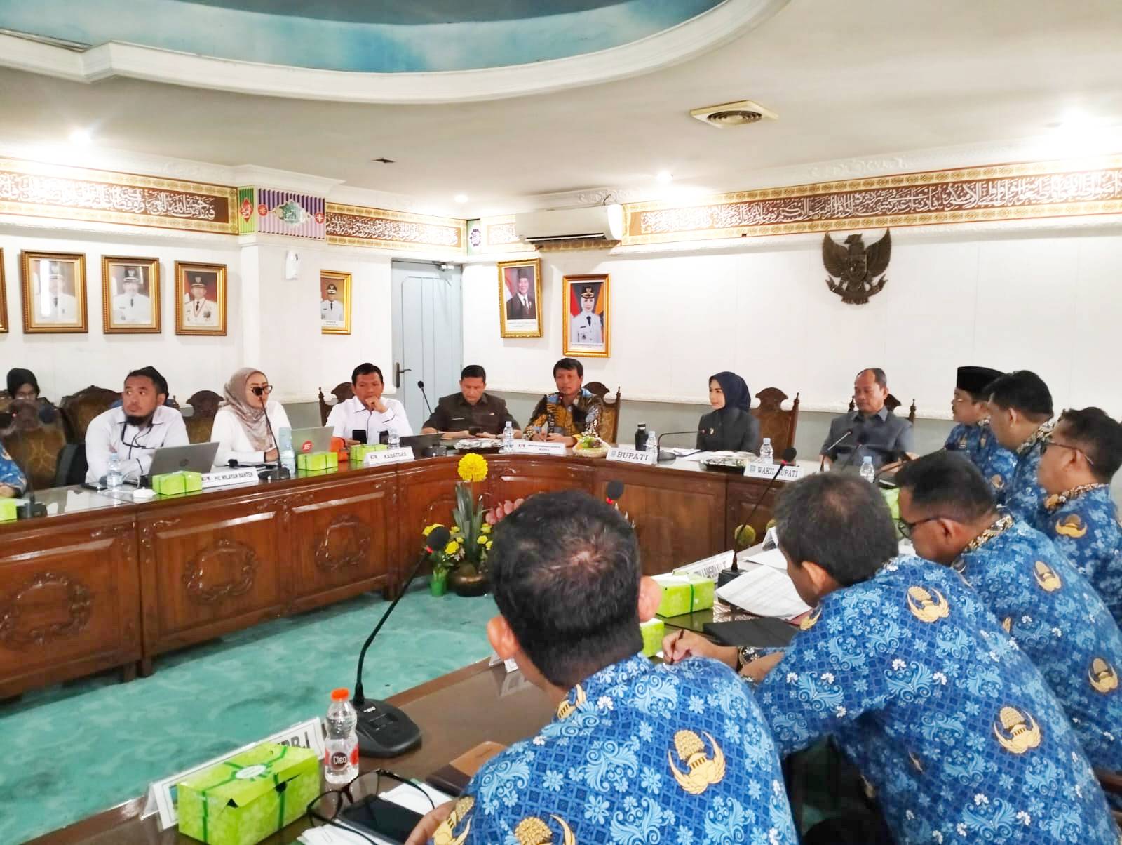 Bupati Serang Ratu Rachmatuzakiyah dalam acara Rapat Koordinasi Tata Kelola Pemkab Serang Indeks Pencegahan Korupsi Daerah Monitoring Controlling Surveillance for Prevention 2025 bersama KPK, di Setda Kabupaten Serang pada Rabu (1/10). Foto : Ist