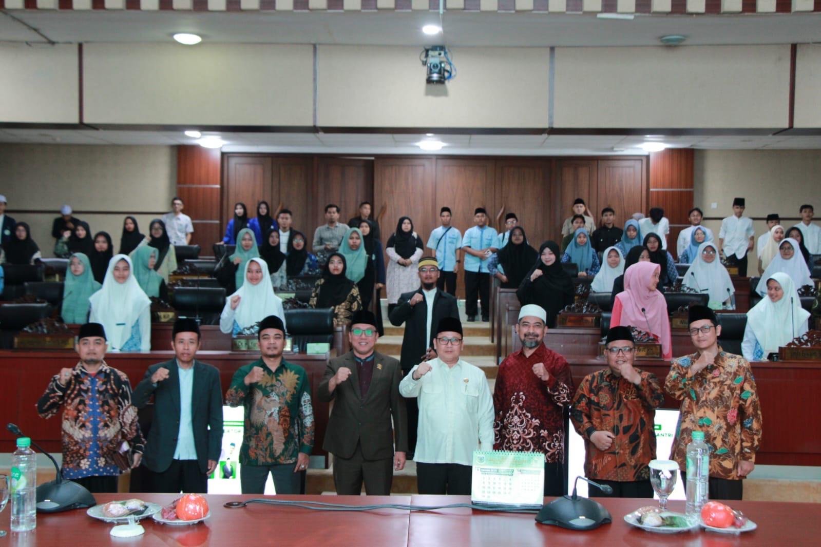 Ratusan Santri Belajar Politik Ke Gedung DPRD Tangsel Ketua DPRD Abdul Rasyid dan Anggota Fraksi PKB Ahmad Andi Wibowo, usai membuka Sekolah Legislator Santri di Gedung DPRD Tangsel.