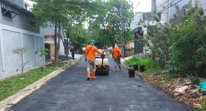 Pengaspalan di Perumahan Komplek Pajak, Jurang Mangu Timur, Pondok Aren. Foto : Ist