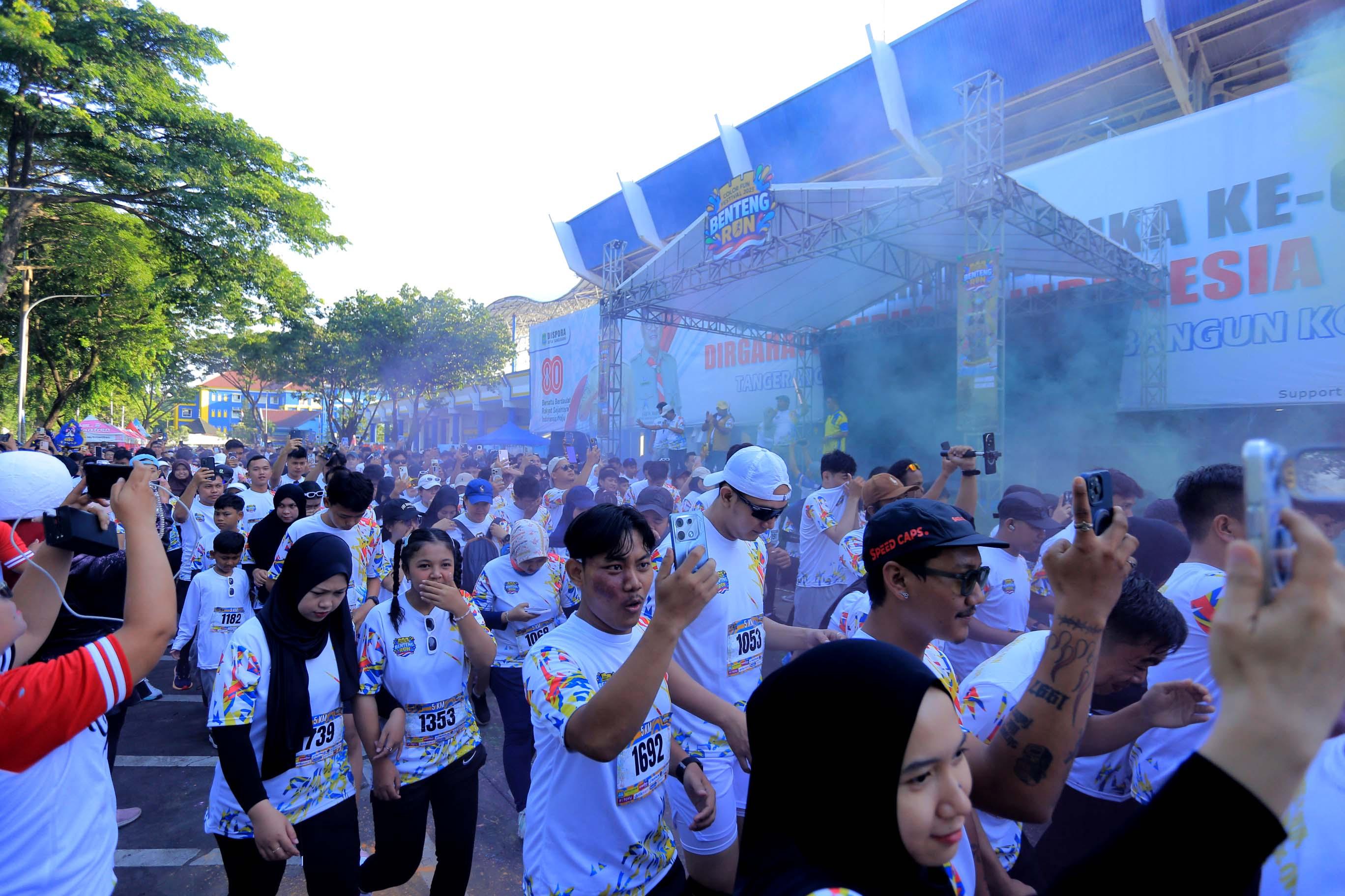 Ribuan Anak Muda Kota Tangerang Meriahkan Benteng Run 2025 Ribuan anak muda Kota Tangerang tumpah ruah dalam ajang Color Run bertajuk ‘Benteng Run 2025’ di kawasan Stadion Benteng Reborn, Minggu (26/10).