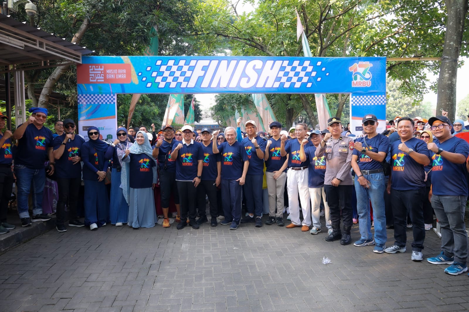 Ribuan peserta mengikuti jalan santai dan donor darah dalam momen peringatan Milad Masjid Raya Bani Umar, Pondok Aren, Minggu (12/10)