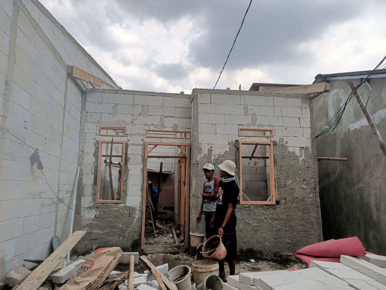 Perbaikan rumah korban ledakan di Gang Senggol, Jalan Talas II, Pamulang. Foto : Ist
