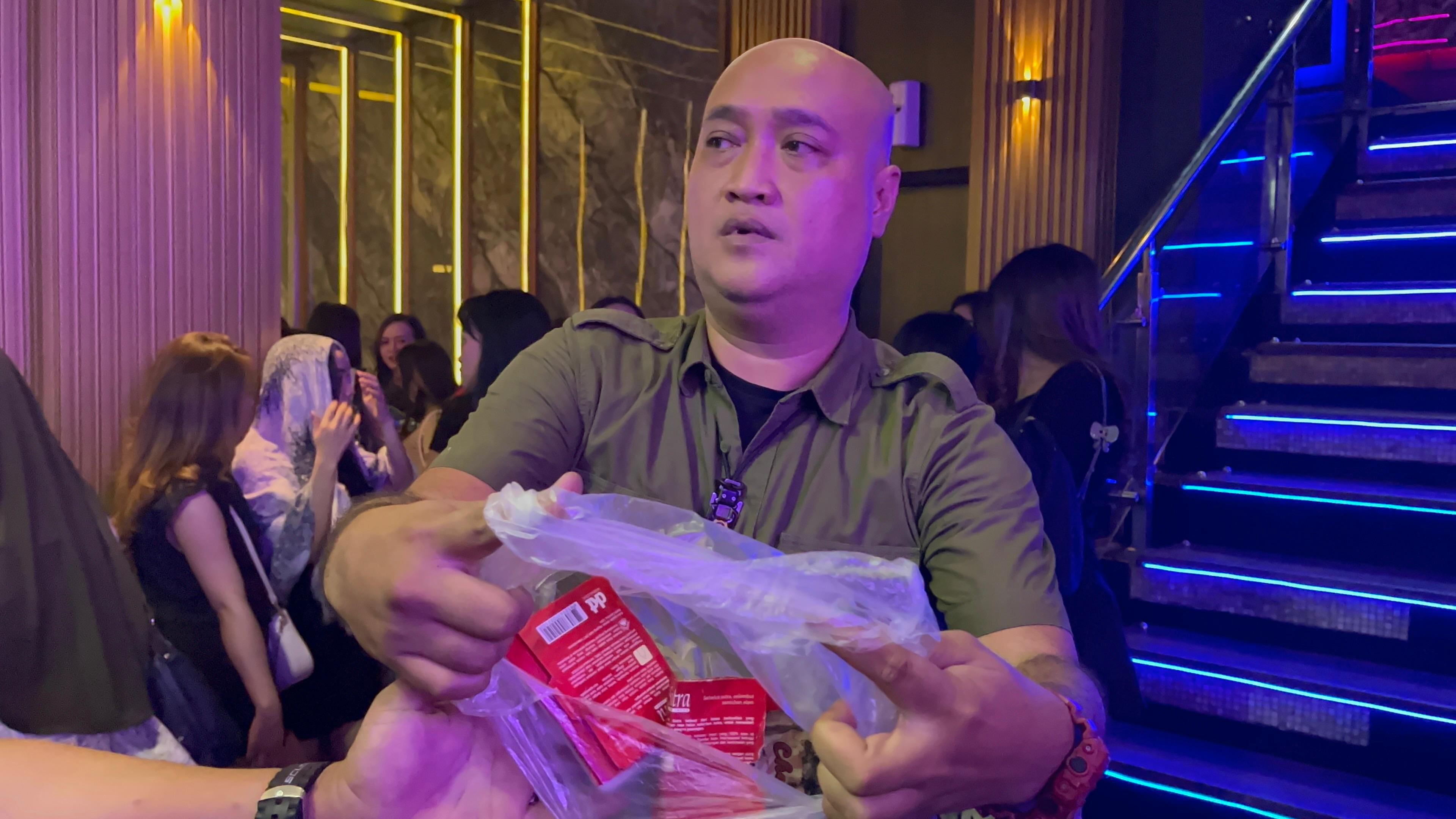 Satpol PP Temukan Kondom, 41 Pemandu Lagu Diamankan Petugas Satpol PP saat merazia salah satu tempat hiburan malam di kawasan Serpong, Kamis (16/10).