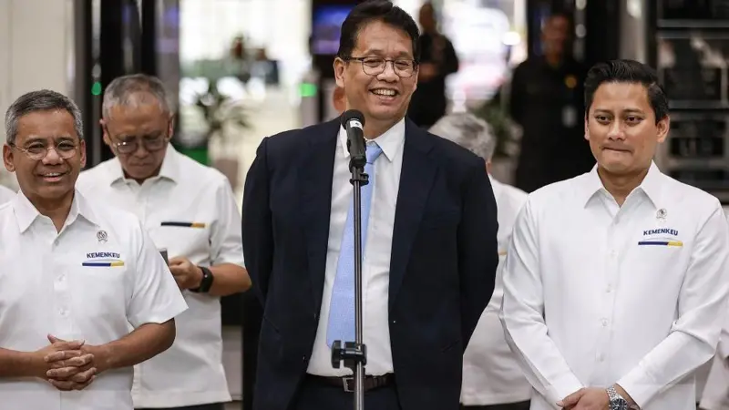 Sebulan Jadi Menteri, Purbaya Kumpulkan 7 T Dari Pengemplang Pajak Menteri Keuangan Purbaya Yudhi Sadewa (tengah) didampingi Wakil Menteri Keuangan Suahasil Nazara (kiri) dan Thomas A. M. Djiwandono (kanan) saat menyampaikan keterangan pers. Foto : Ist