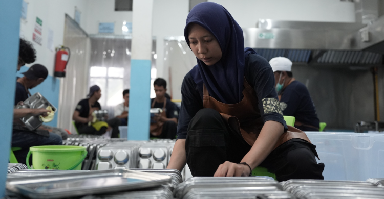 Fania Lingga tampak sibuk di dapur SPPG. Foto : Tim Media Presiden