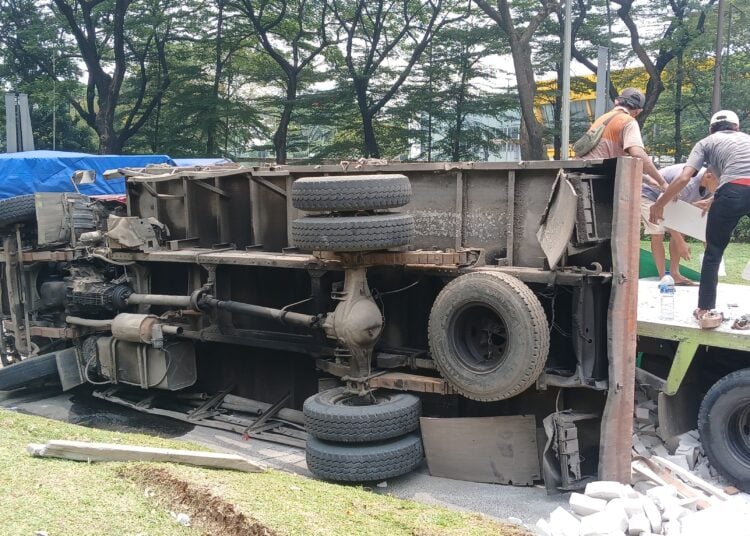 Sopir Ngantuk, Truk Bermuatan Hebel Terguling di Serpong Truk bermuatan hebel terguling di Jalan Pahlawan Seribu, Kelurahan Lengkong Gudang, Kecamatan Serpong. Foto : Ist