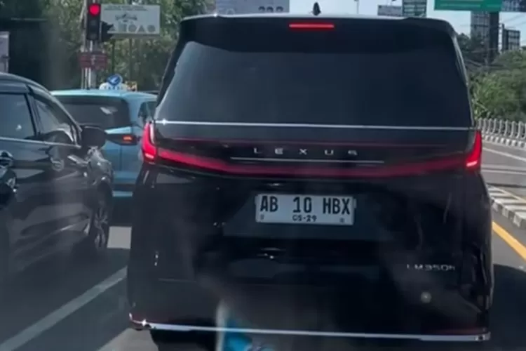 Sri Sultan HB X Ajarkan Kesederhanaan Mobil Sri Sultan ikut berhenti saat lampu merah menyala. Foto : Ist