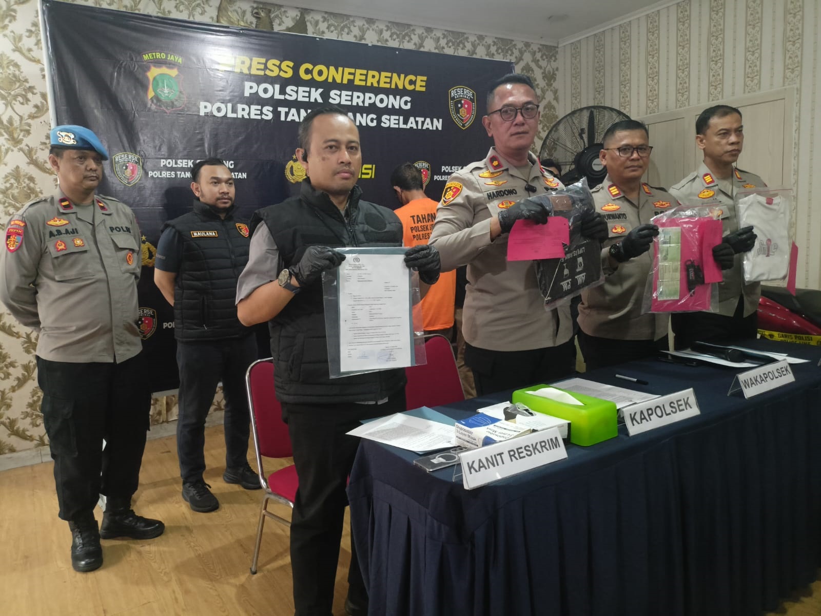 Polsek Serpong gelar jumpa Pers terkait pengungkapan kasus kekerasan dalam rumah tangga yang dialami warga Serpong.