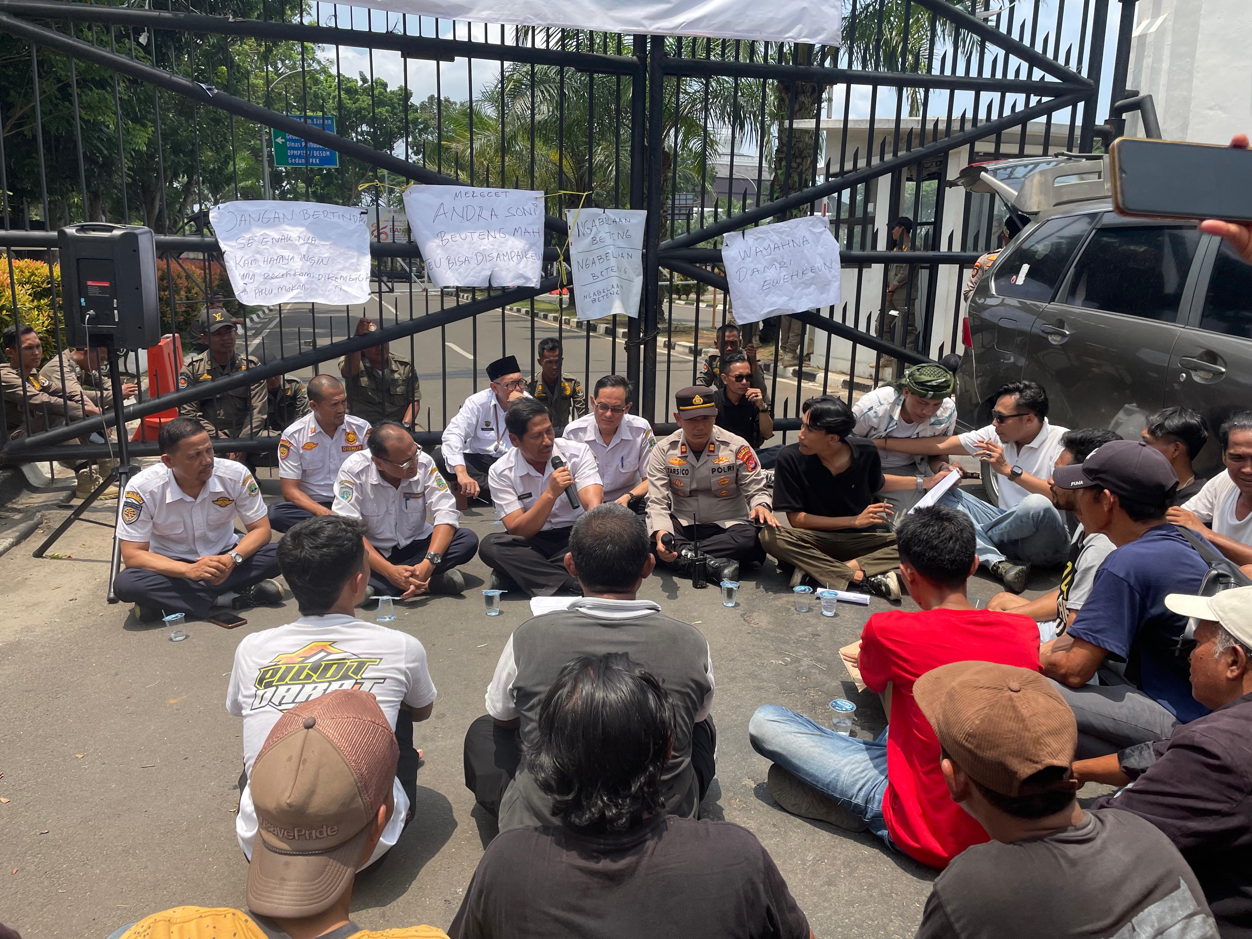 Supir Angkot Tolak Trans Banten epala Dinas Perhubungan Provinsi Banten, Tri Nurtopo menemui massa aksi yang menolak Trans Banten karena dianggap merugikan para supir angkot, di KP3B Kota Serang, Rabu (15/10).