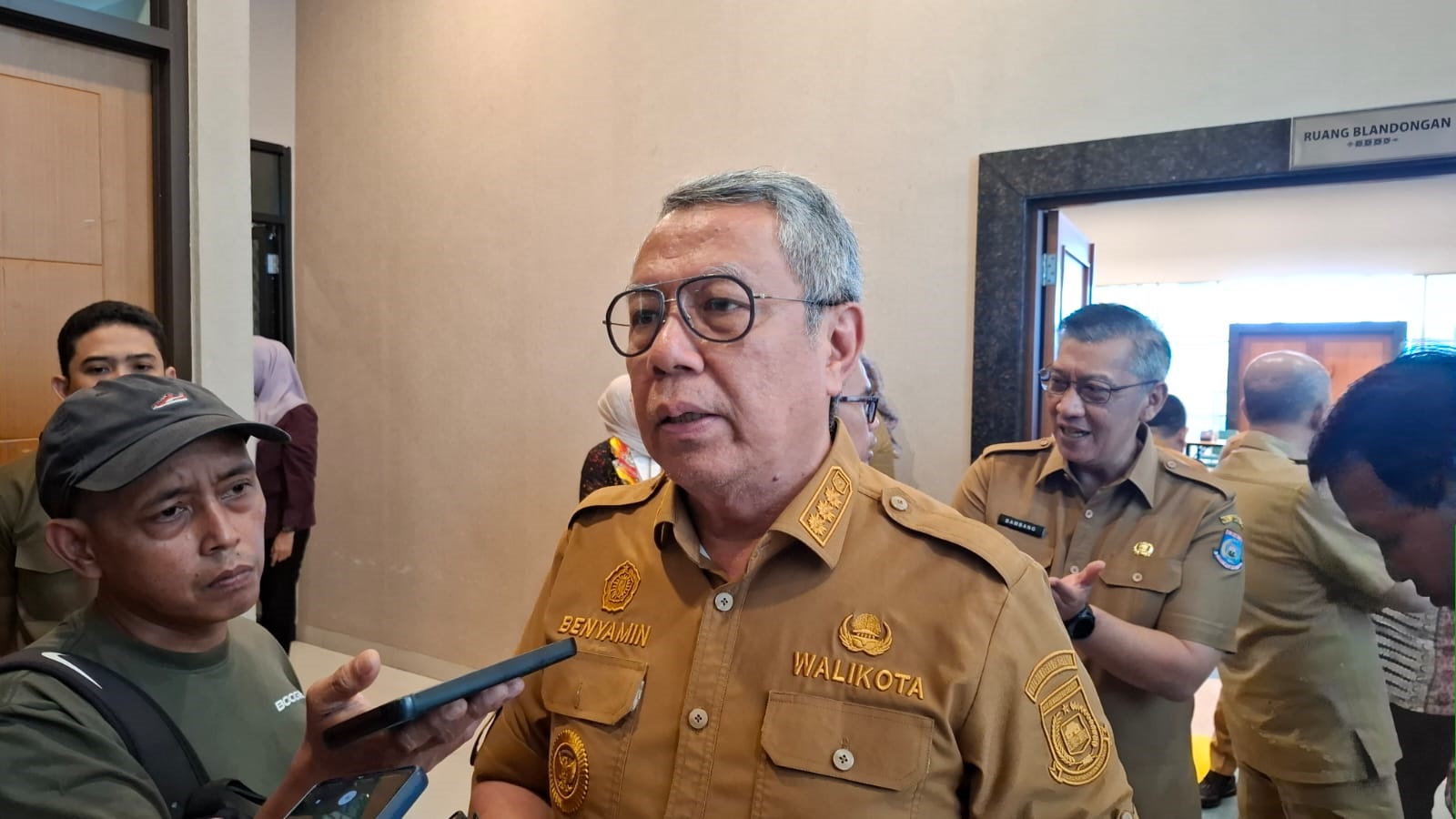 Tangani Monyet Liar, Pemkot Siapkan Serum Bius Wali Kota Tangsel, Benyamin Davnie menyatakan bakal melengkapi petugas Damkar dengan serum bius untuk menangani monyet liar, Minggu (19/10)