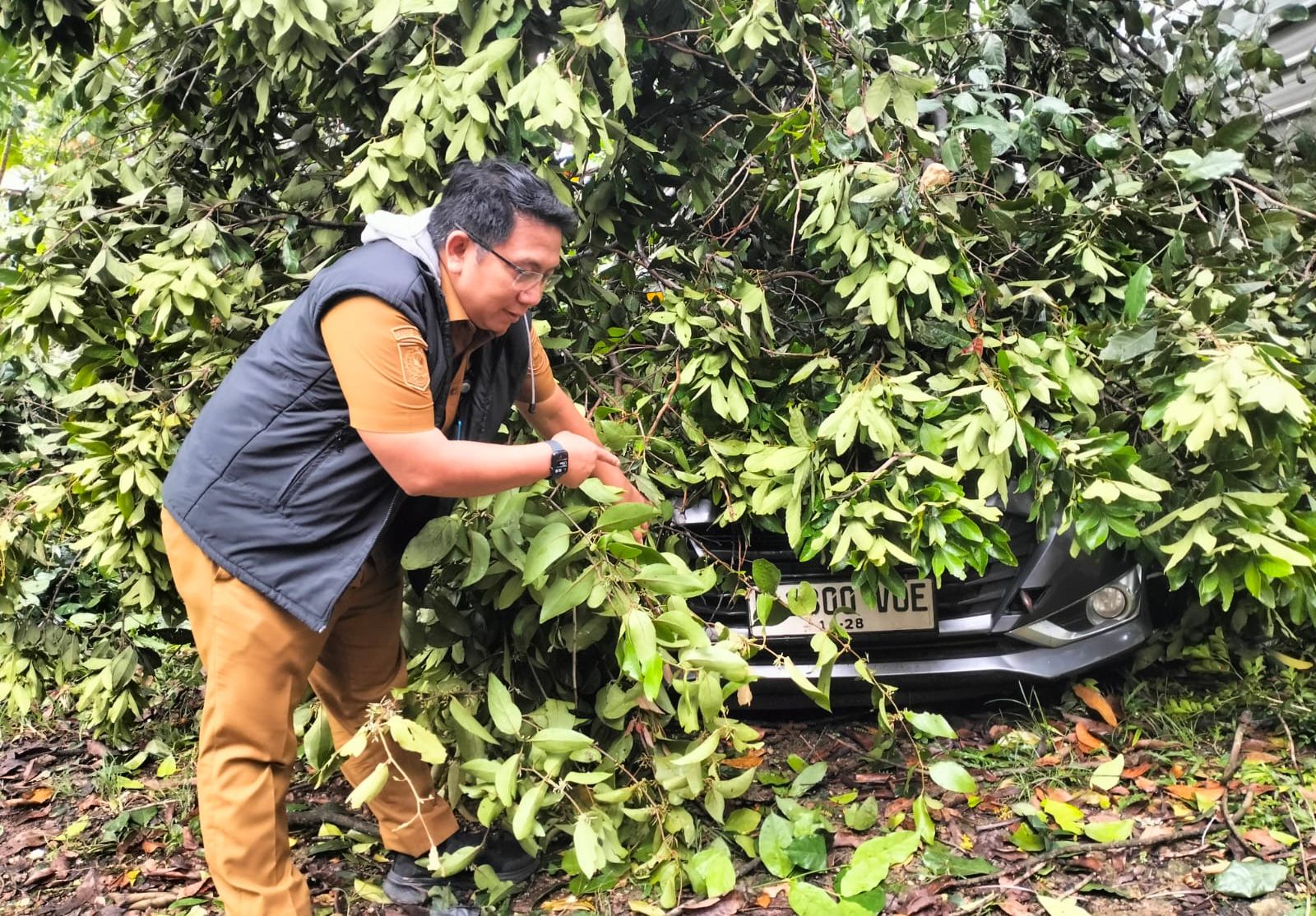 Angin puting beliung disertai hujan lebat melanda wilayah Tangerang Selatan (Tangsel), Selasa (7/10/2025). (tangselpos.id/rmn)