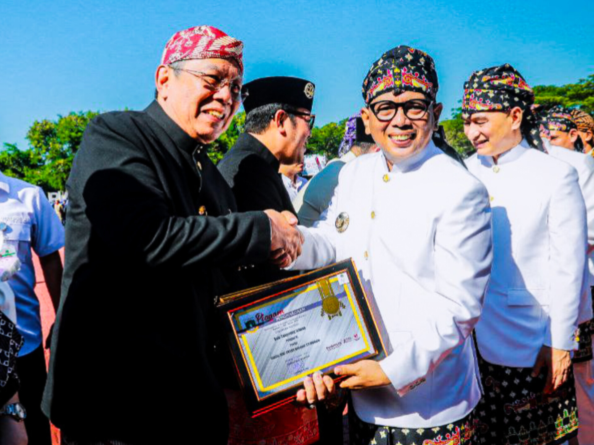 Penghargaan diserahkan langsung oleh Gubernur Banten, Andra Soni, kepada Wali Kota Tangerang Selatan, Benyamin Davnie, dalam acara yang berlangsung di Kawasan Pusat Pemerintahan Provinsi Banten (KP3B), Sabtu (4/10/2025). (Dok. Humas Pemkot Tangsel)