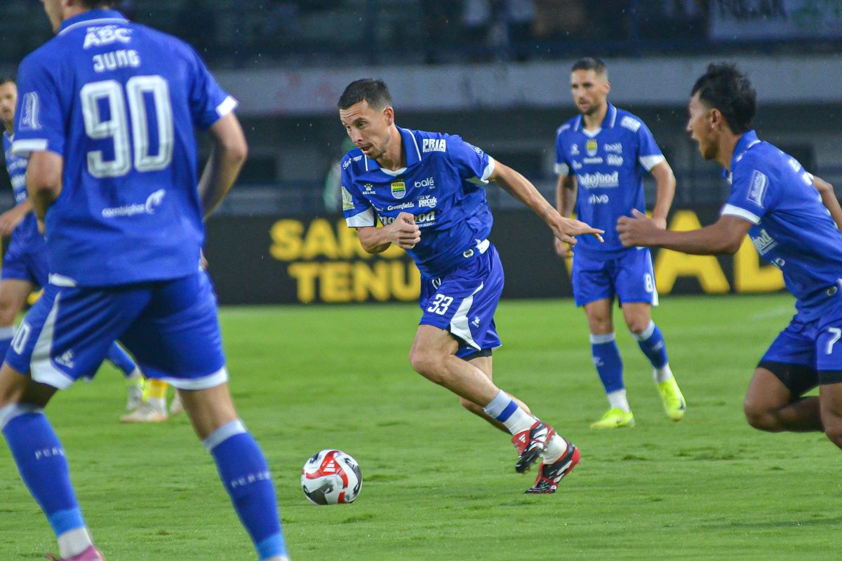 Thom Haye Gemilang, Antar Persib Ungguli PSBS Biak Thom Haye (33) dan skuad Persib Bandung. Foto : Ist.