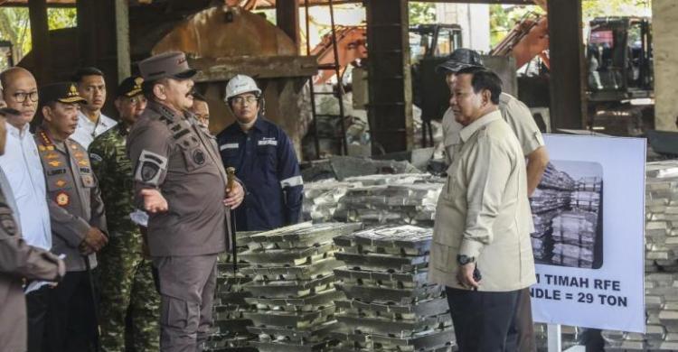 Jaksa Agung ST Burhanuddin (kiri depan) bersama Presiden Prabowo saat kunker ke Bangka Belitung. Foto : Ist