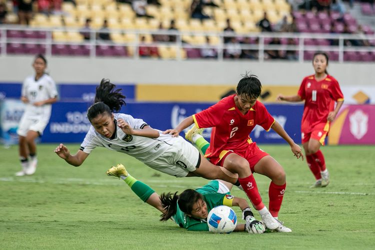 Timnas Putri U-17 Gagal ke Piala Asia, Timo: Kekalahan Ini Jadi Pelajaran Berharga Laga Timnas Putri Indonesia (putih) vs Timnas Myanmar. Foto : Ist