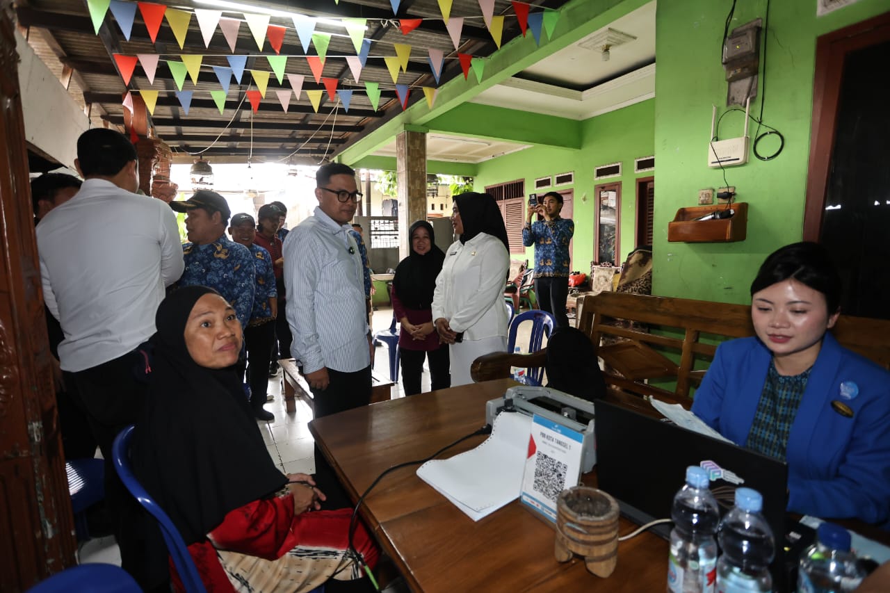 Total Penerimaan Rp 2,8 Miliar, Pentungan Disambut Antusias Warga Loket pembayaran PBB program PENTUNGAN yang berada di Gang Mandor wilayah Kelurahan Ciputat, Rabu (29/10)