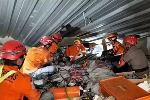 Tragedi Ponpes Al Khoziny Ambruk, Yang Meninggal Tembus 66 Orang Tim SAR sedang mengevakuasi korban runtuhnya musala Pondok Pesantren (Ponpes) Al Khoziny, Buduran, Sidoarjo. Foto : Ist