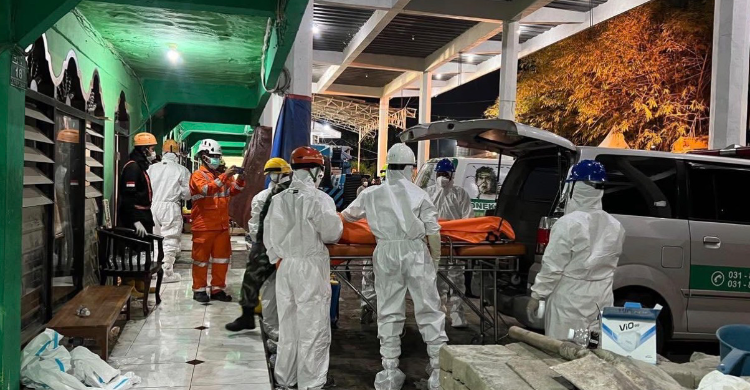 Petugas sedang nengevakuasi korban yang ditemukan. Foto : Ist