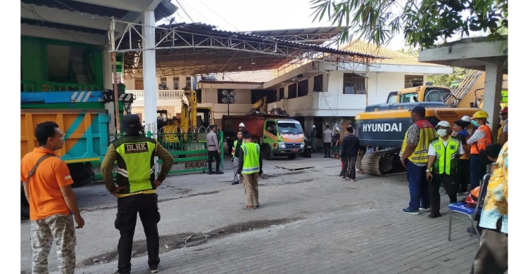 Tim Basarnas gabungan Jawa Timur sedang memantau perkembangan pencarian kurban. Foto : Ist