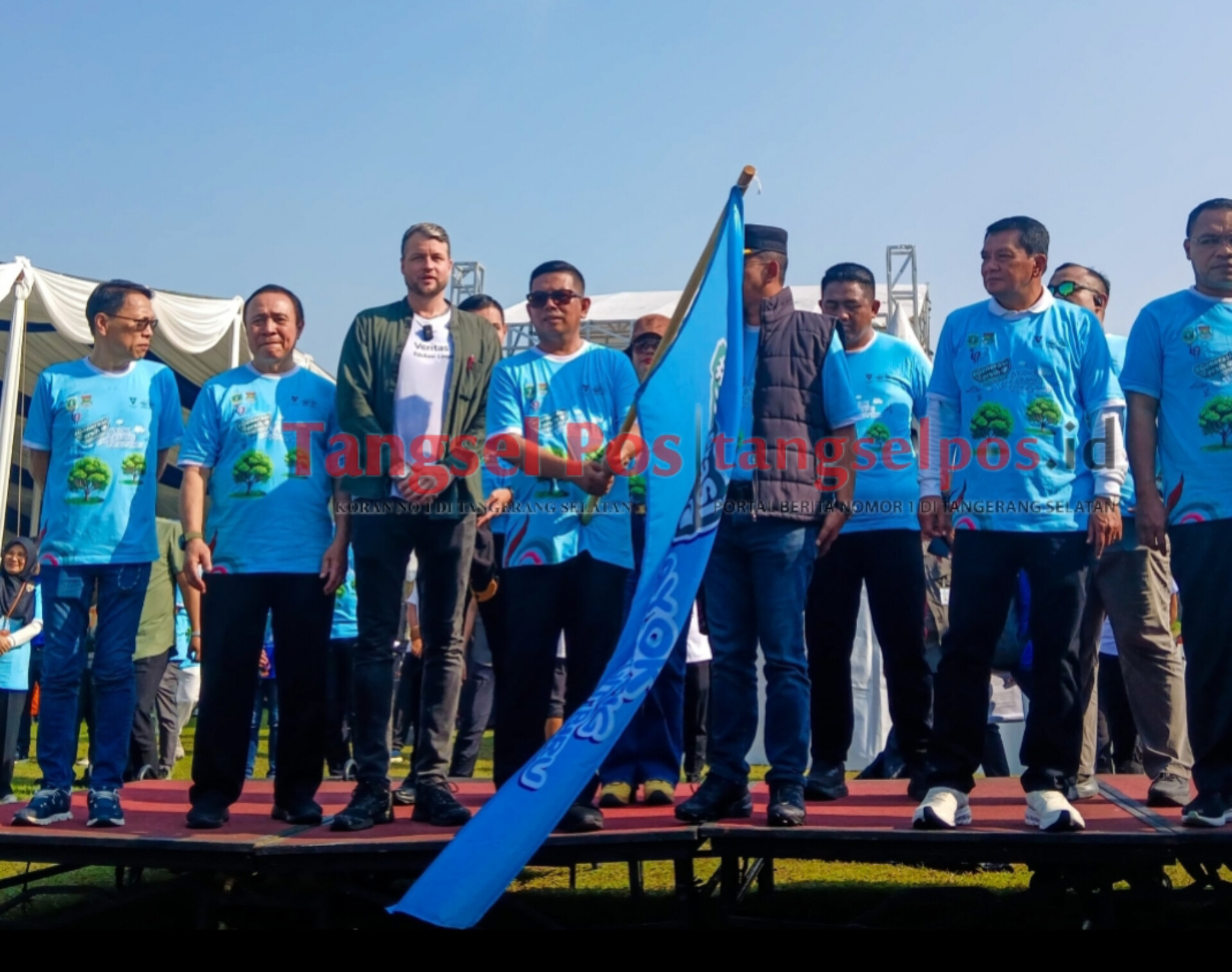 Veritas dan Alam Sutera Gaungkan Kampanye “Tangerang Langit Biru” Gubernur Banten Andra Soni bersama Tri Tamtomo H R Danoeri dan Benedict Wermter melepas peserta Jalan Sehat “Generasi Bersih 2025 – Ayok Tangerang Langit Biru” di Lapangan Mini Soccer Suvarna Sutera, Sindang Jaya, Kabupaten Tangerang, Kamis (9/10/2025). (tangselpos.id/lim)